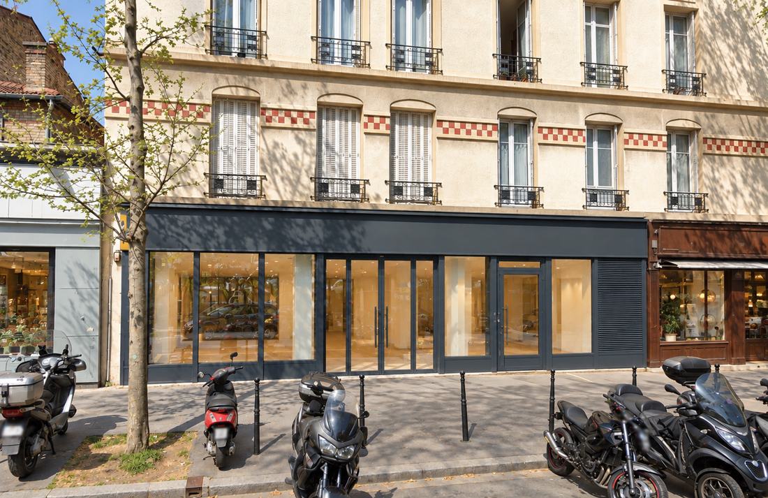 Local commercial vacant à grande vitrine au pied d'un immeuble de rapport
